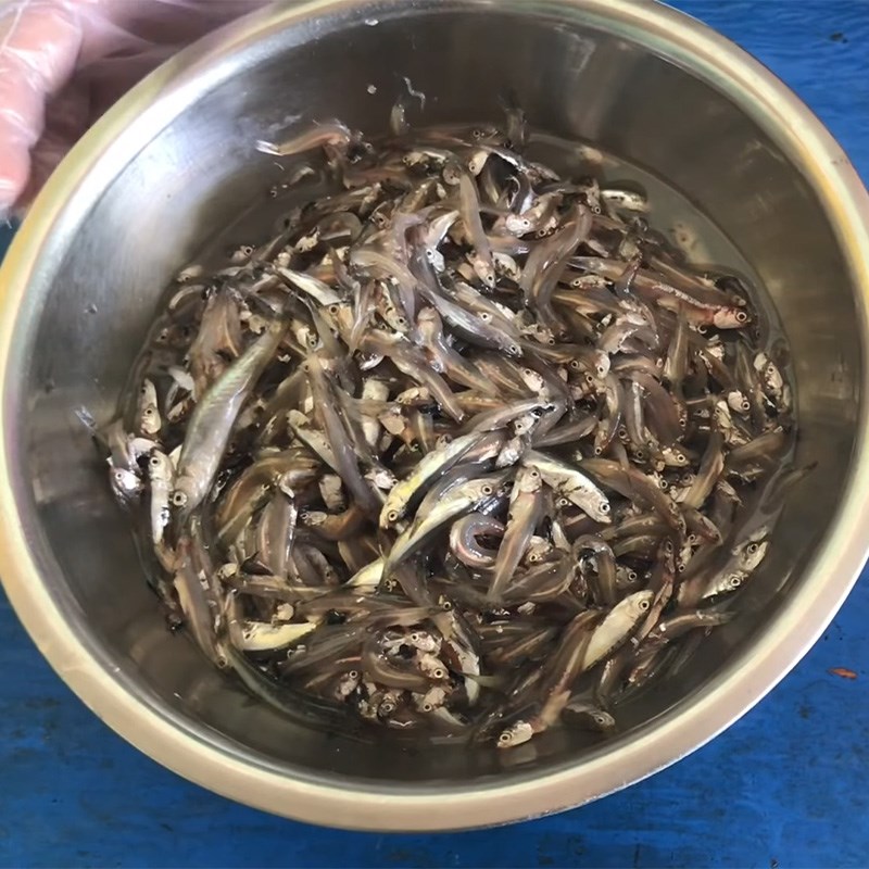 Step 1 Prepare the anchovies for fish sauce