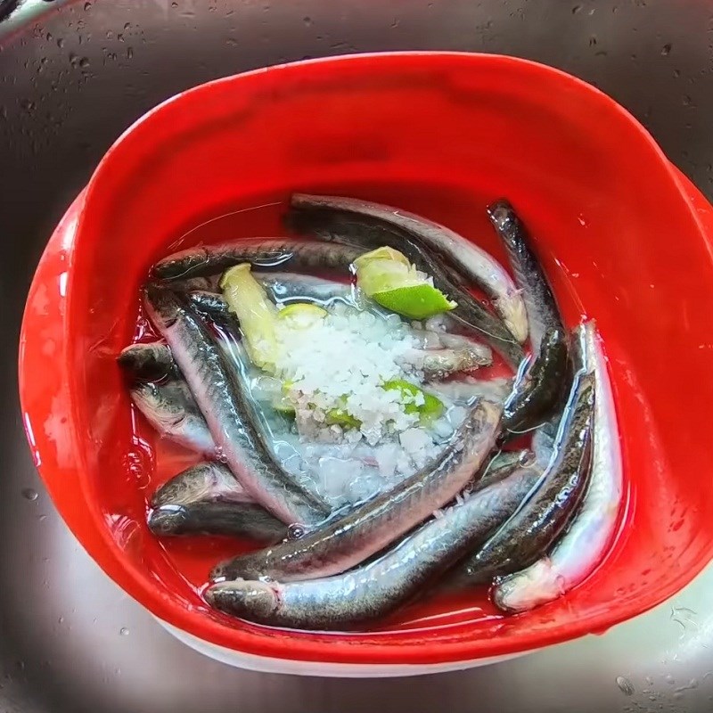 Step 1 Preparing snakehead fish for Sour Fish Soup with Water Lily Flowers