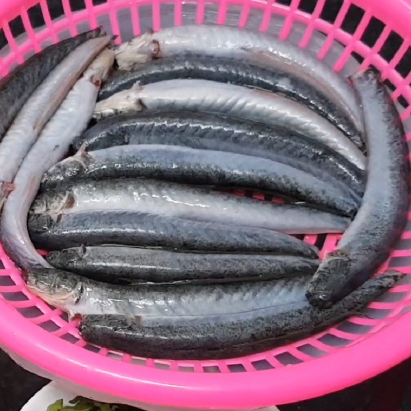 Step 1 Prepare the snakehead fish for Sour Soup with Snakehead Fish and Water Lily
