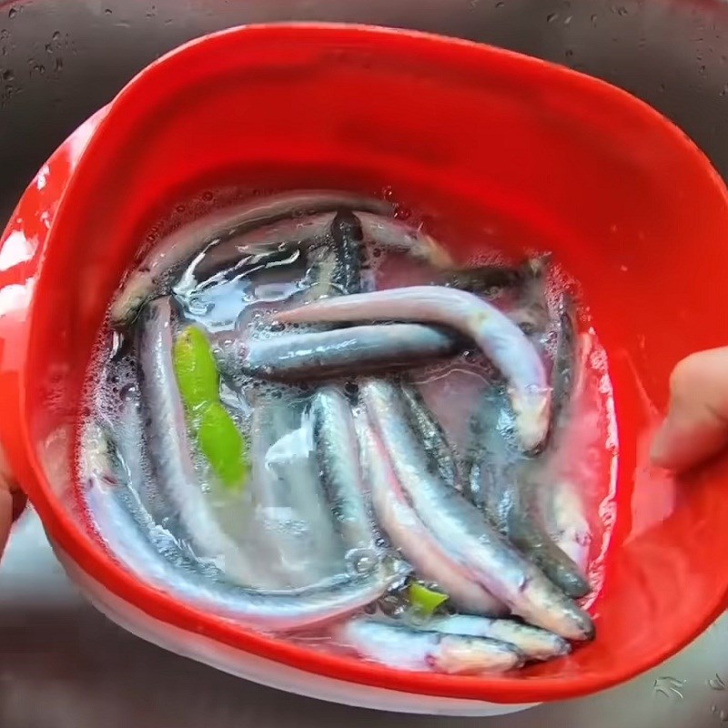 Step 1 Prepare the snakehead fish for sour soup with water lily flowers