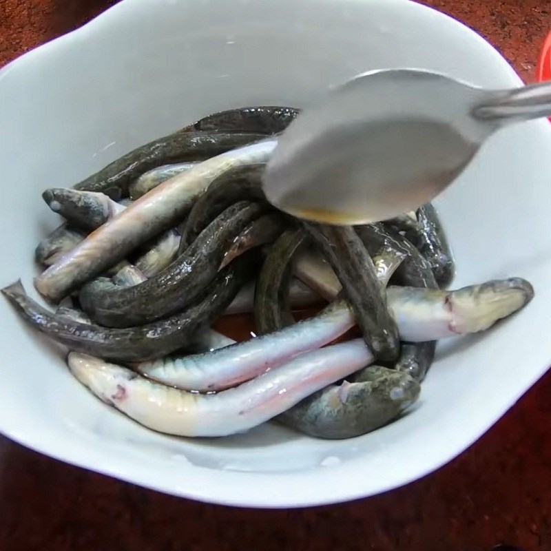 Step 1 Prepare the snakehead fish for sour soup with water lily flowers