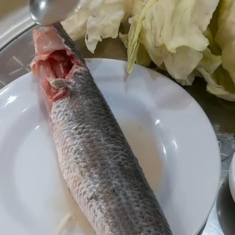 Step 1 Prepare the snakehead fish Snakehead fish steamed with cabbage