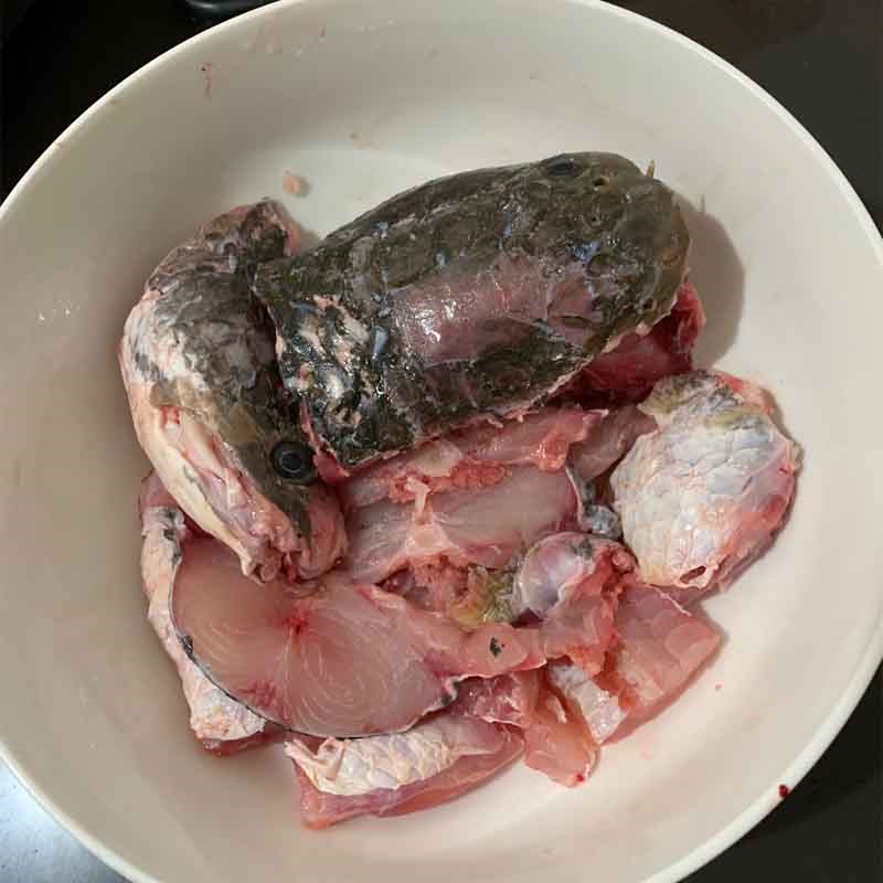 Step 1 Prepare snakehead fish and ingredients for snakehead fish noodle soup