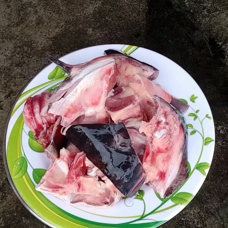 Step 1 Prepare the catfish for catfish hotpot