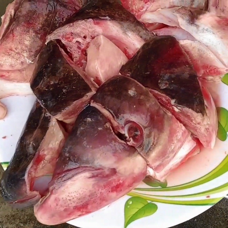 Step 1 Prepare the catfish for catfish hotpot