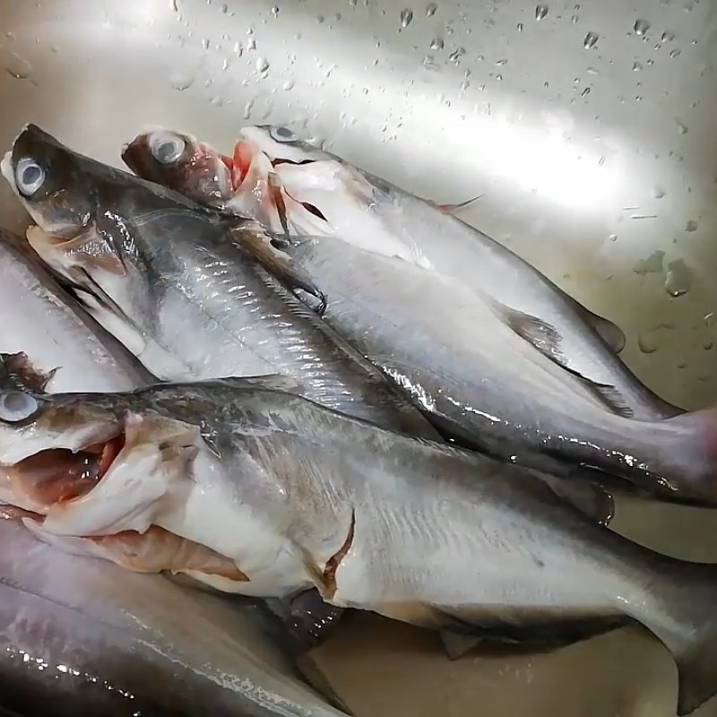 Step 1 Prepare the Snakehead Fish for Braised Snakehead Fish with Light Seasoning