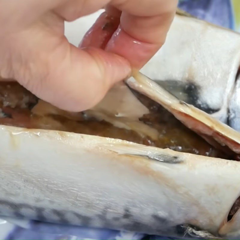 Step 1 Prepare the mackerel Mackerel with green banana