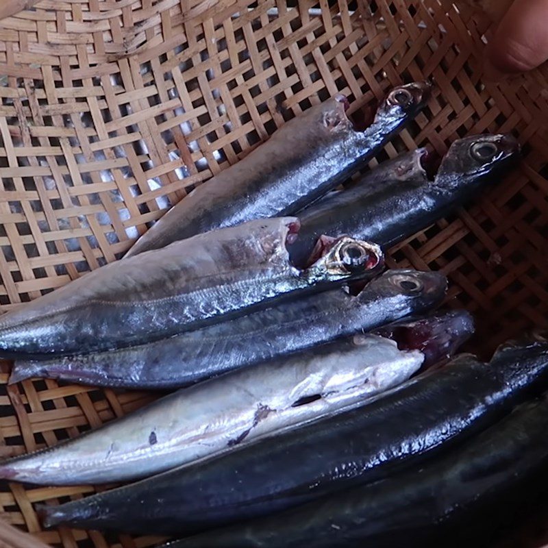 Step 1 Prepare the mackerel Mackerel with green banana