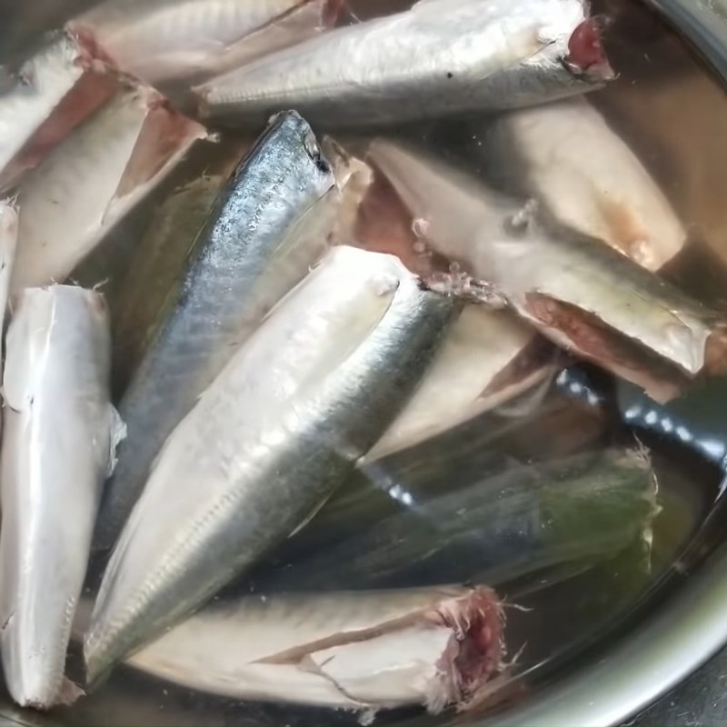 Step 1 Prepare the mackerel Mackerel braised with pork belly and galangal