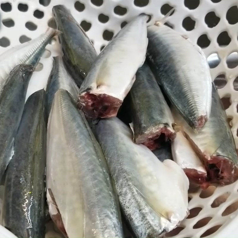 Step 1 Prepare the mackerel Mackerel braised with pork belly and galangal