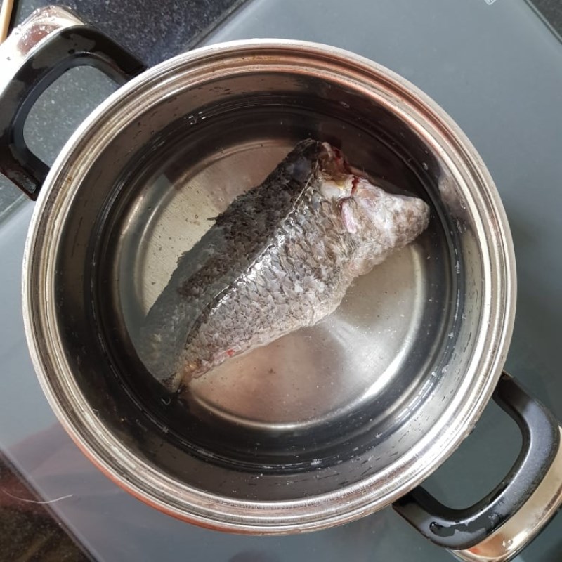 Step 1 Prepare the wild catfish for the mustard greens soup