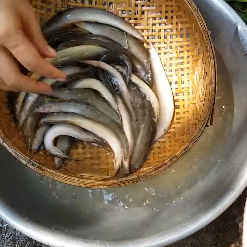 Step 1 Prepare the Snakehead Fish for Sour Soup with Flower Sprouts