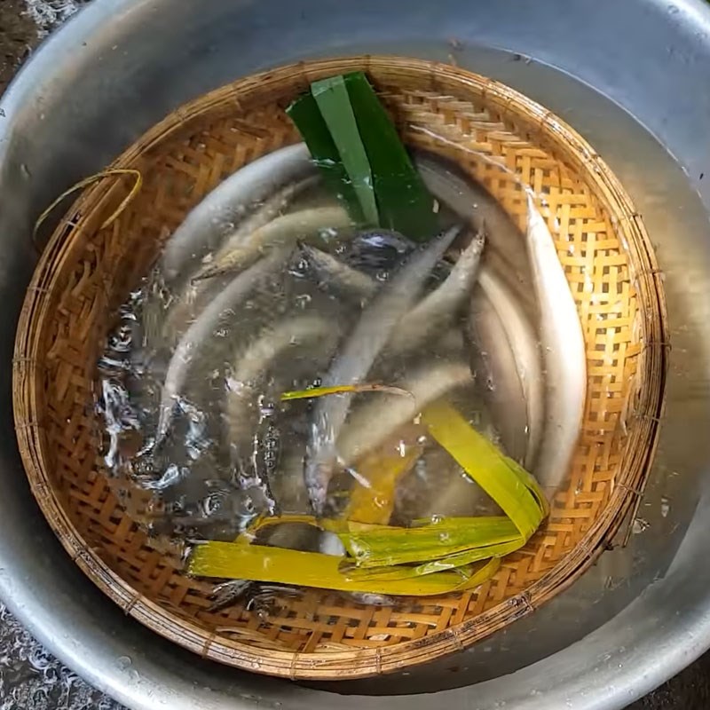 Step 1 Prepare the Snakehead Fish for Sour Soup with Flower Sprouts