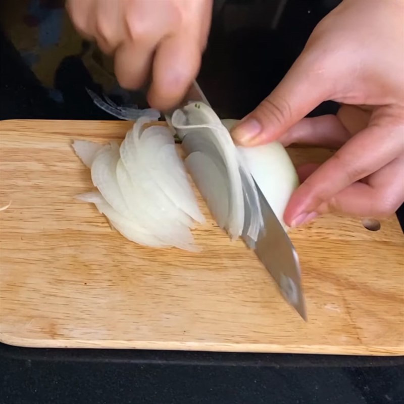 Step 4 Prepare the accompanying vegetables for crab vermicelli