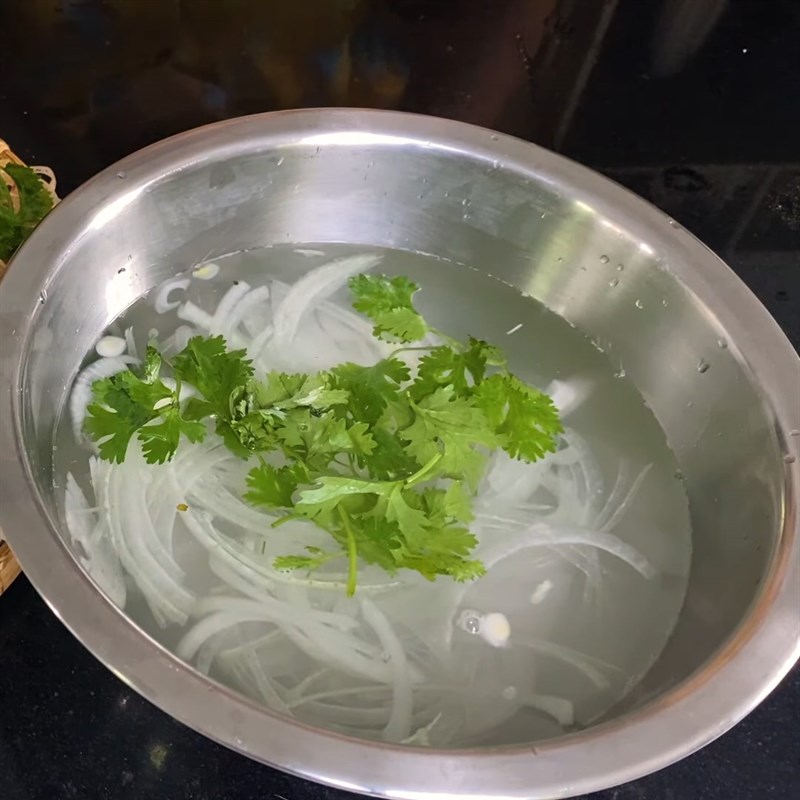 Step 4 Prepare the accompanying vegetables for crab vermicelli
