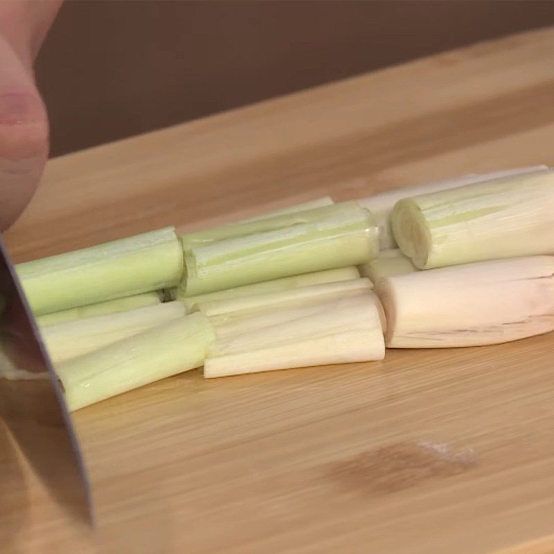 Step 2 Preparation of vegetables for spicy sour rib hotpot