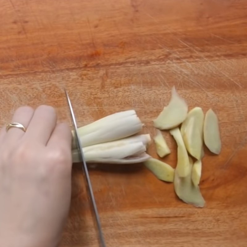 Step 1 Prepare the vegetables for Thai sauce pig ear