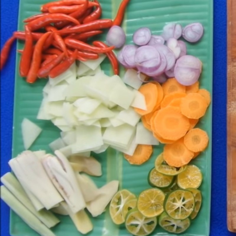 Step 1 Prepare various vegetables for Thai-style pig ears