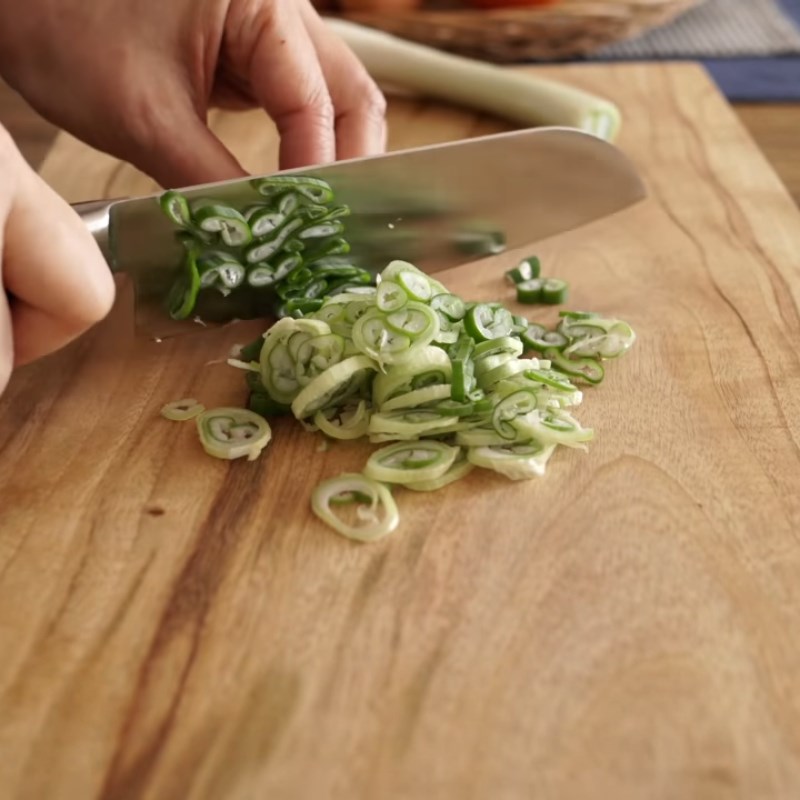 Step 1 Prepare the vegetables for stir-fried udon noodles with tomato eggs