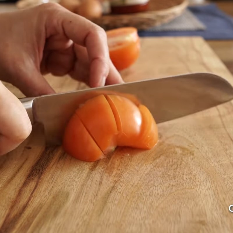 Step 1 Prepare the vegetables for stir-fried udon noodles with tomato eggs