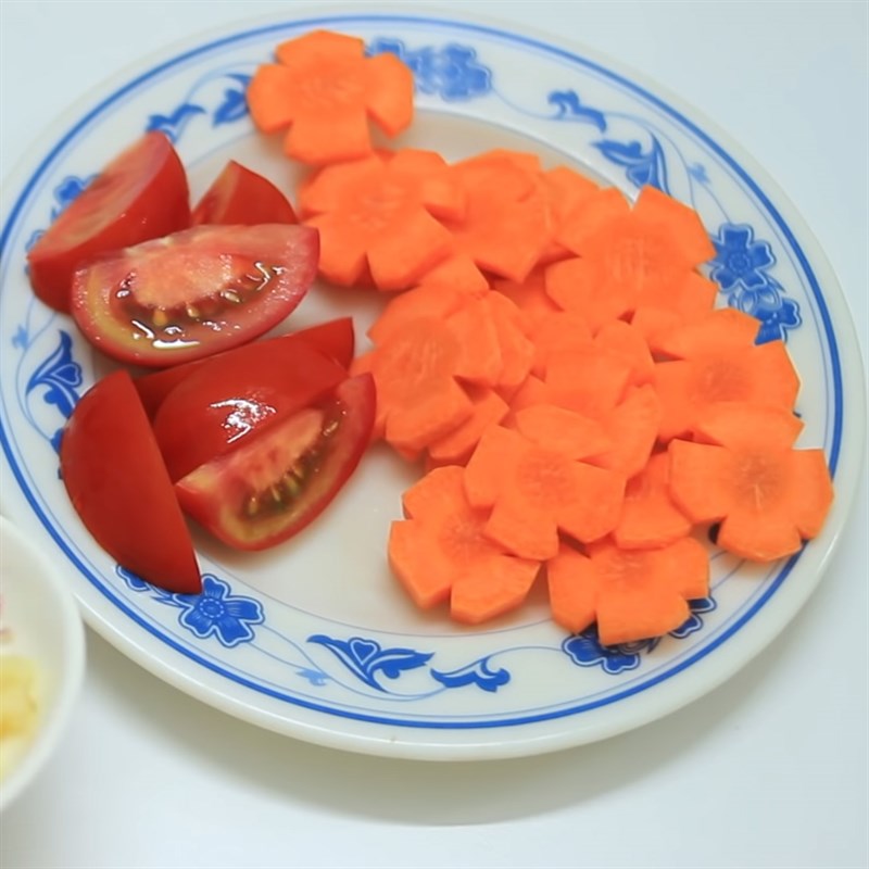 Step 2 Preparation of vegetables and mushrooms Crispy seafood noodles