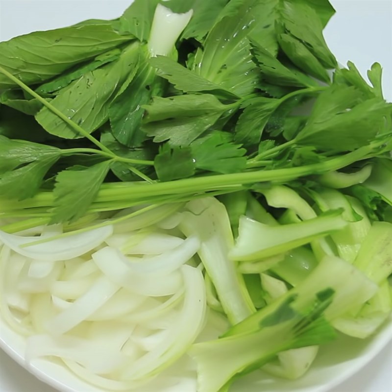 Step 2 Preparation of vegetables and mushrooms Crispy seafood noodles