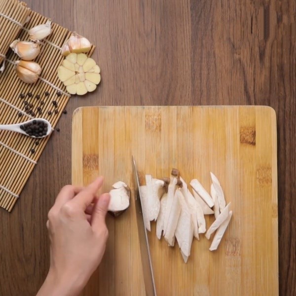 Step 2 Preparing mushrooms Stir-fried shrimp with chicken thigh mushrooms