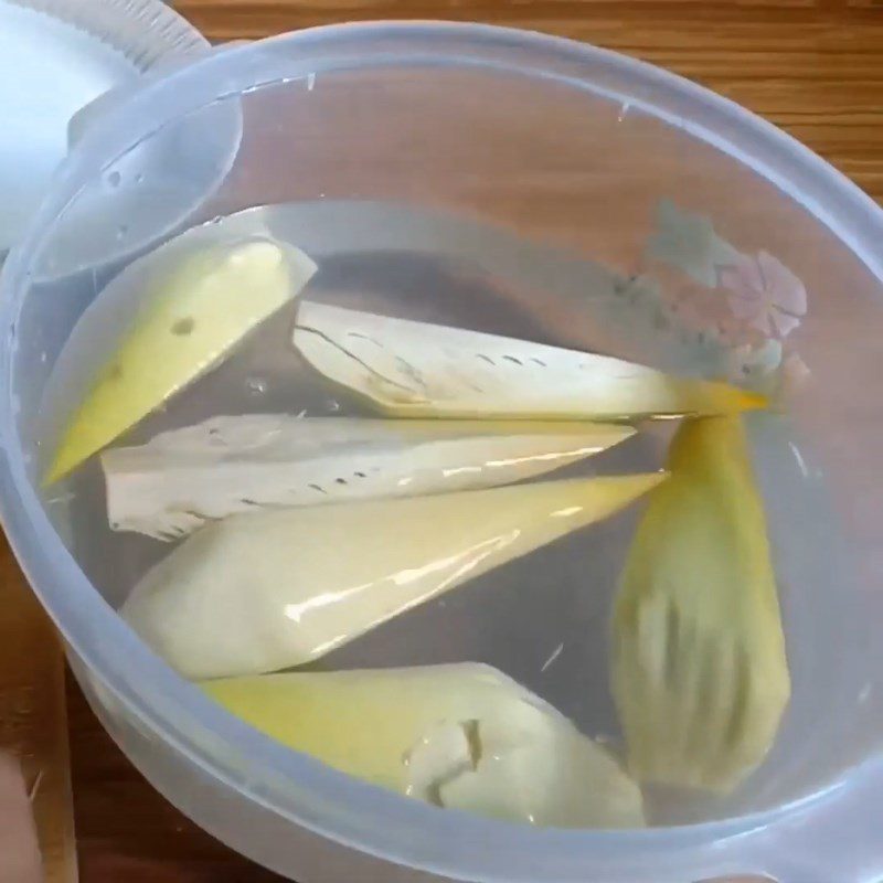 Step 1 Prepare the ingredients for braised banana flower