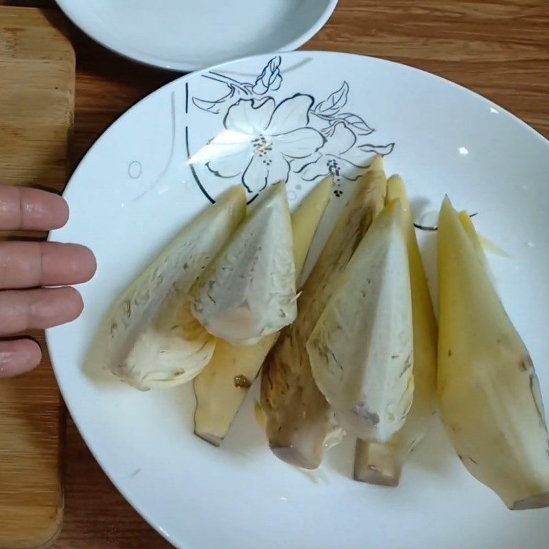Step 1 Prepare the ingredients for braised banana flower