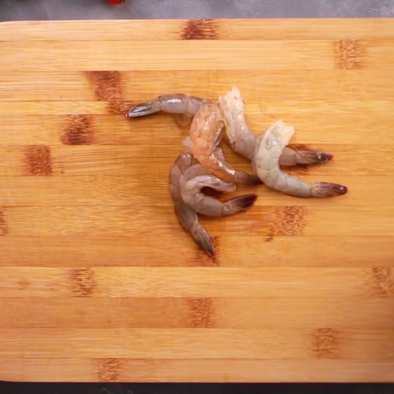 Step 1 Prepare the ingredients for stir-fried pho with shrimp
