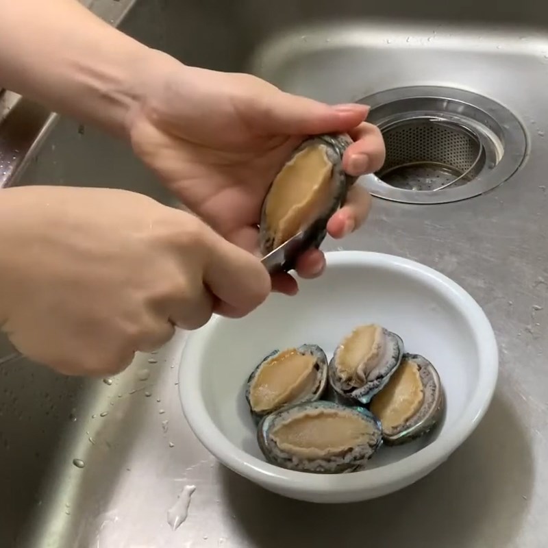 Step 1 Prepare the ingredients for Abalone Seaweed Soup