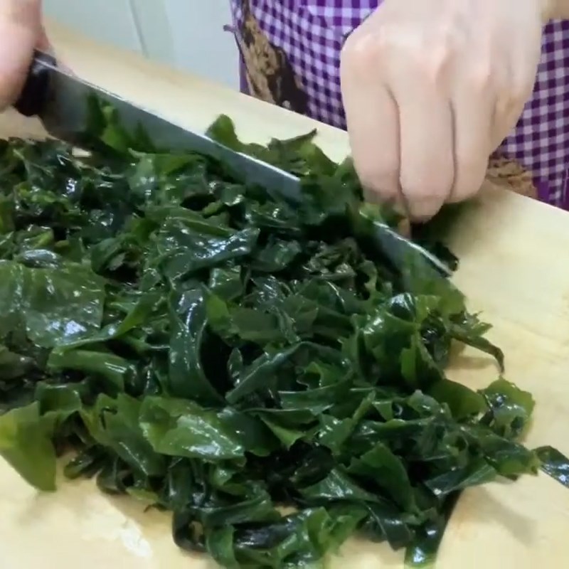 Step 1 Prepare the ingredients for Abalone Seaweed Soup