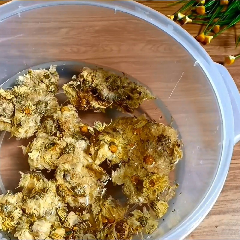 Step 1 Prepare the chrysanthemum Chrysanthemum with Longan