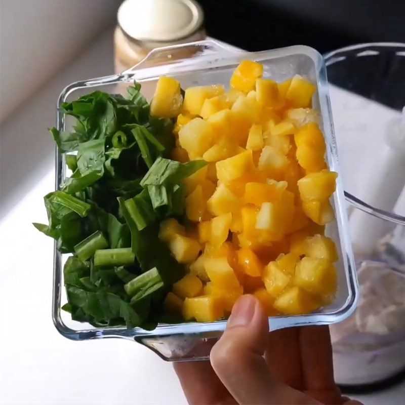 Step 2 Prepare the ingredients for boiled chicken breast smoothie