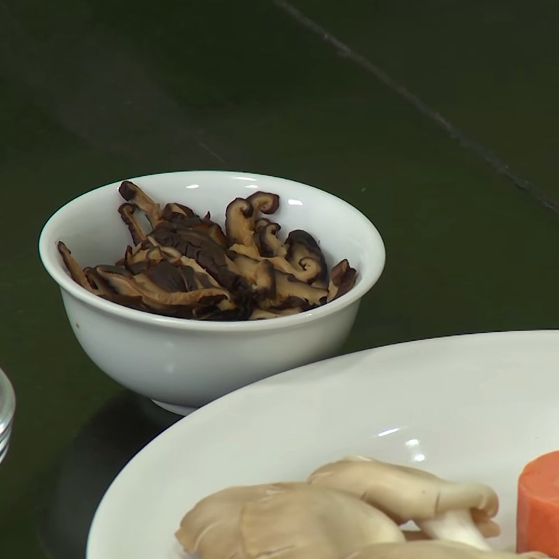 Step 1 Prepare the ingredients for Vegetarian Mixed Noodles with Mushrooms