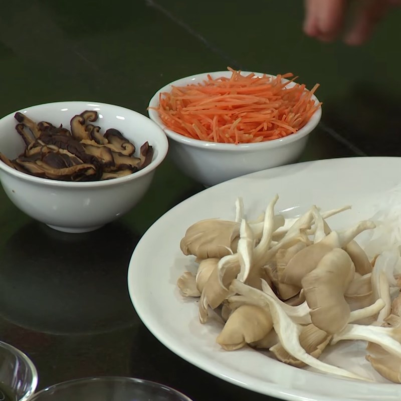 Step 1 Prepare the ingredients for Vegetarian Noodle Salad with Mushrooms