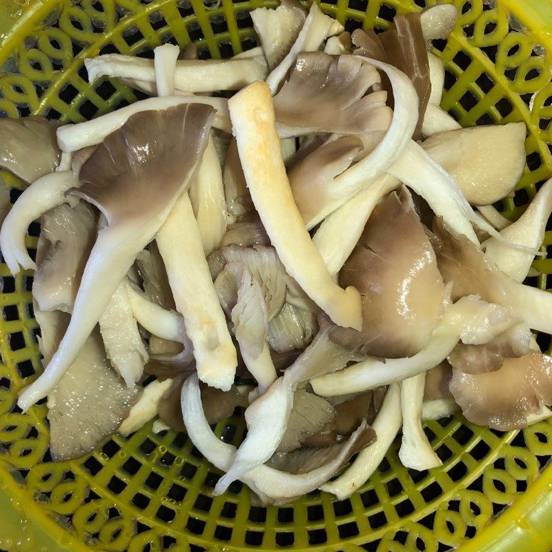 Step 1 Prepare the ingredients for Vegetarian Fried Noodles with fresh noodles