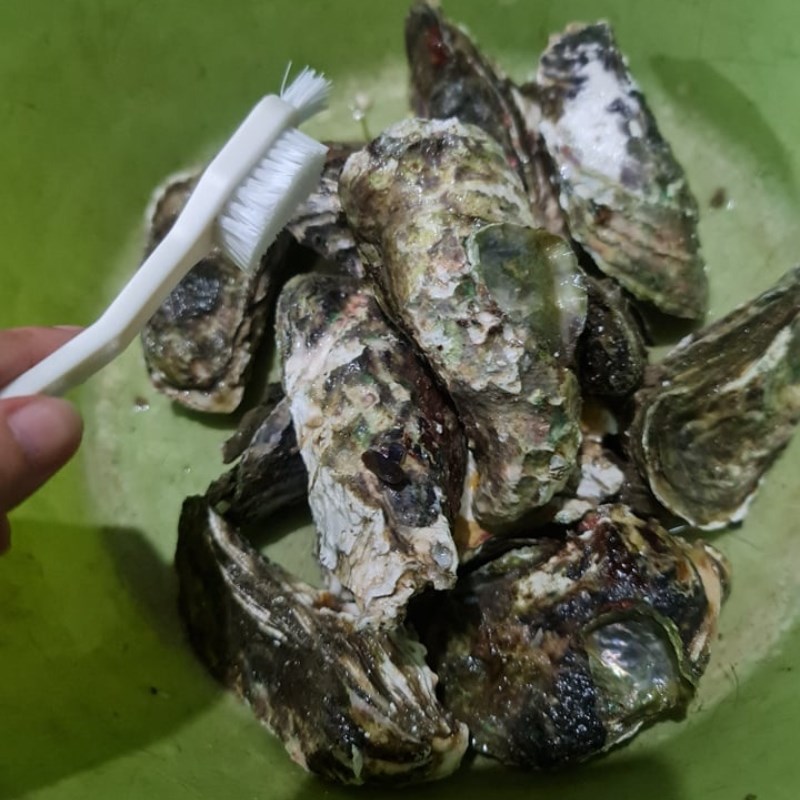 Step 1 Prepare the ingredients for grilled oysters with scallions