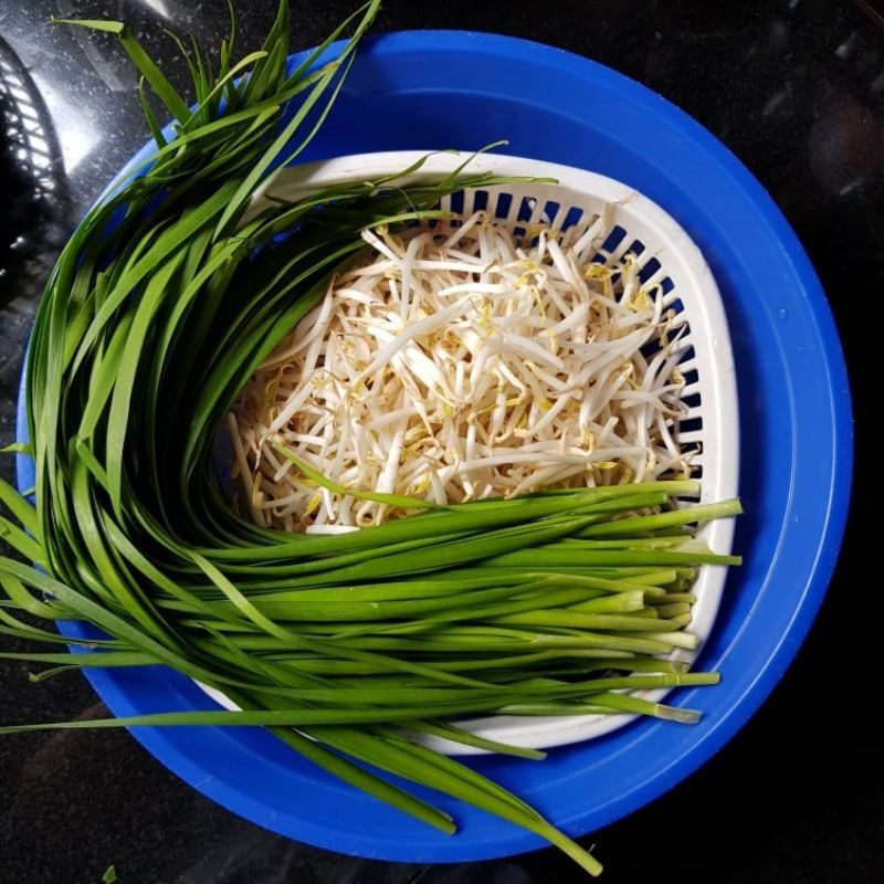 Step 1 Prepare the ingredients for Stir-fried Rice Noodles with Bean Sprouts and Chives