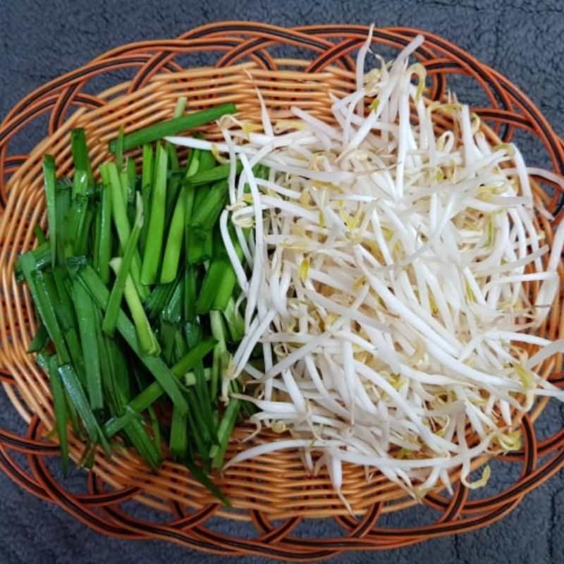 Step 1 Prepare the ingredients for Stir-fried Rice Noodles with Bean Sprouts and Chives