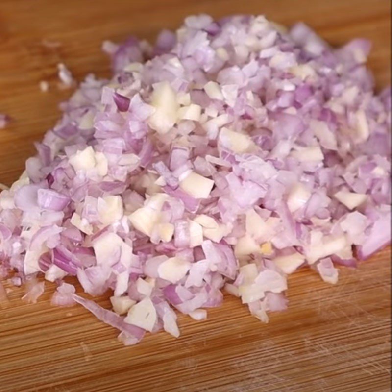 Step 1 Prepare the ingredients for Stir-fried Rice Noodles with Bean Sprouts and Chives