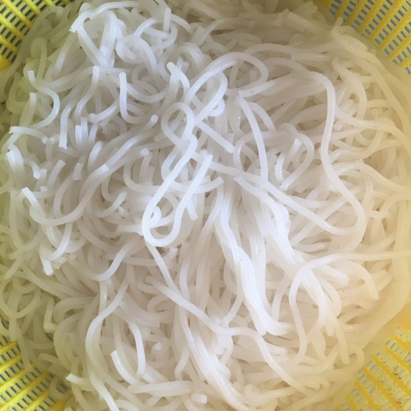 Step 2 Prepare the ingredients for fish stew served with noodles
