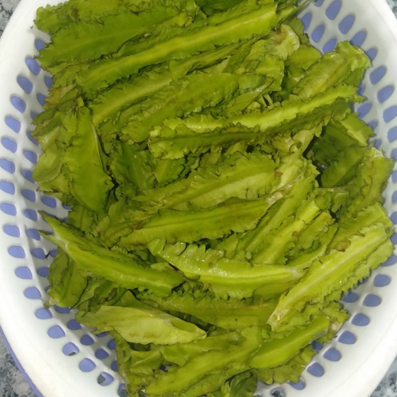 Step 1 Prepare the ingredients for stir-fried winged beans with eggs