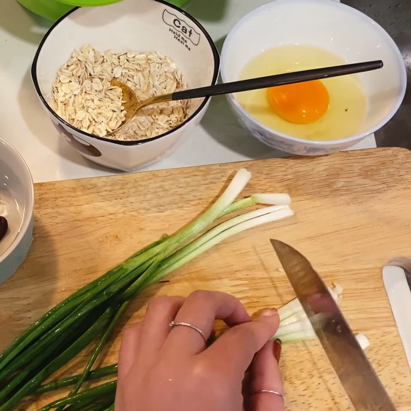 Step 1 Prepare the ingredients for Oatmeal Chicken Egg Porridge