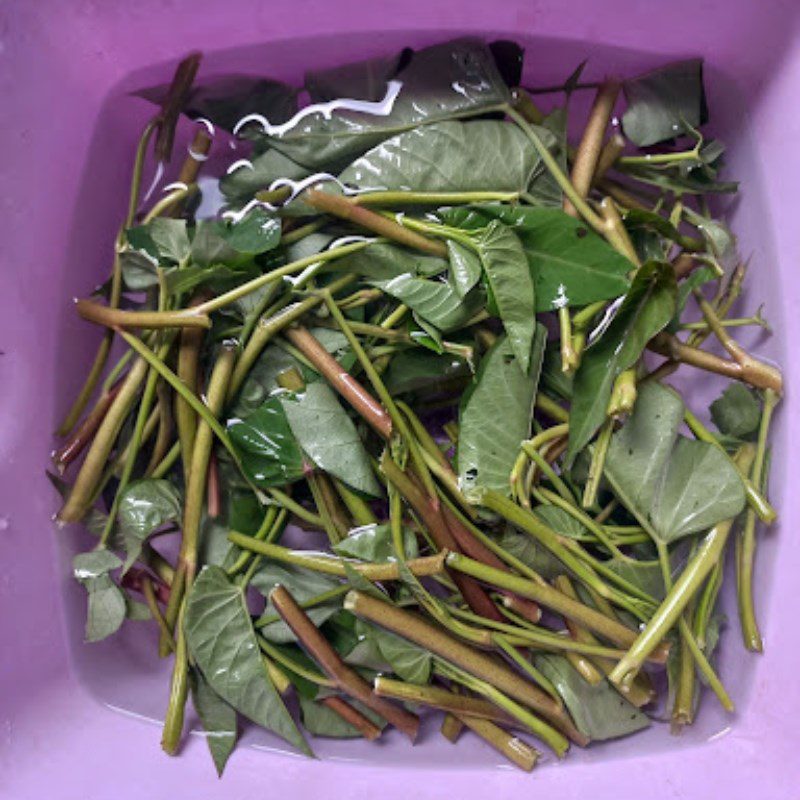 Step 1 Prepare the ingredients for Fresh Shrimp Water Spinach Soup