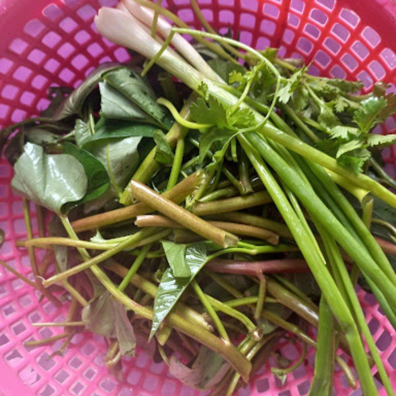 Step 1 Prepare the ingredients for fresh shrimp water spinach soup