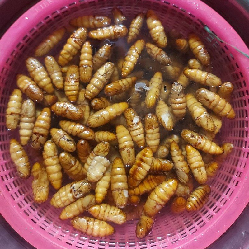 Step 1 Prepare the Ingredients for Garlic Stir-Fried Silkworm Larvae