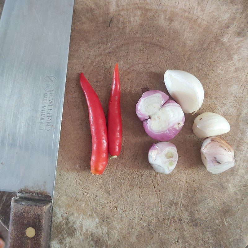 Step 1 Prepare the Ingredients for Garlic Stir-Fried Silkworm Larvae