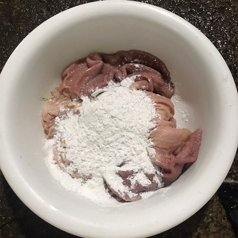 Step 1 Prepare the ingredients for steamed pig's stomach with ginger