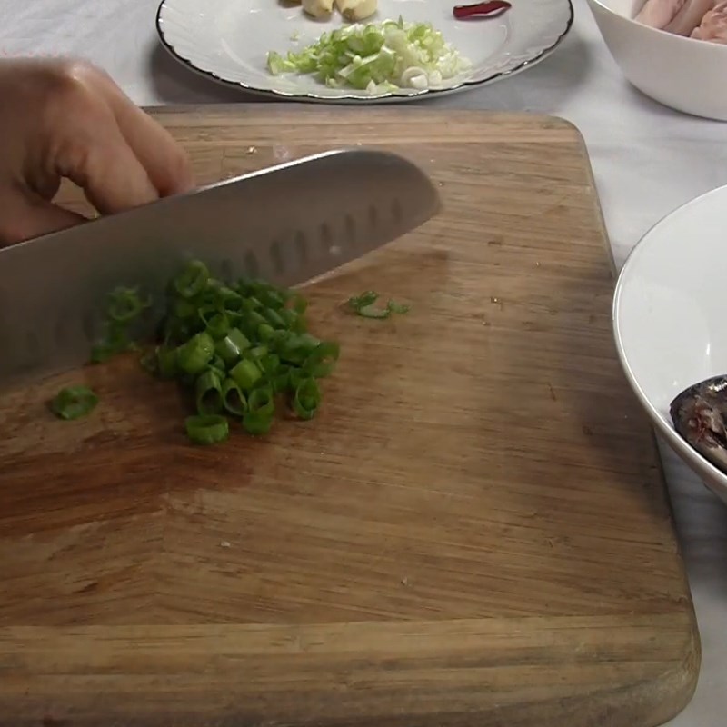 Step 1 Prepare the ingredients for mackerel braised with pork belly